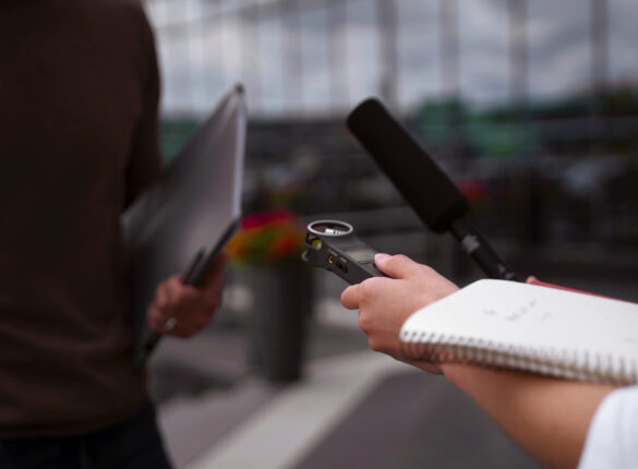 press-reporter-fallowing-leads-case.jpg